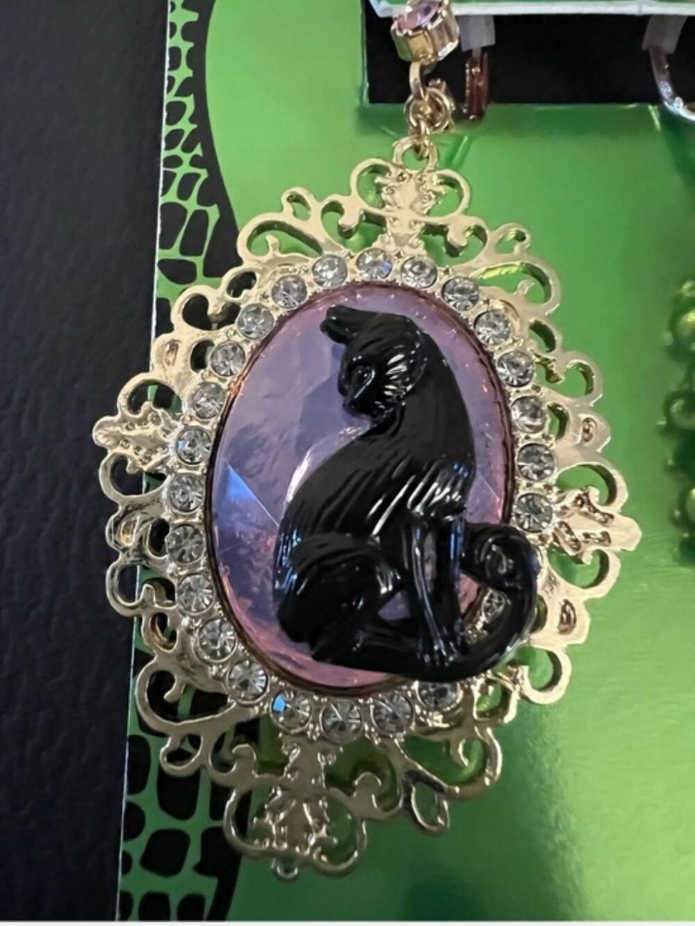 ✨️🐈⬛NWT Betsey Johnson✨️ Gold and Black Cameo🐈⬛ Cat Filigree Drop Earrings - Picture 3 of 6